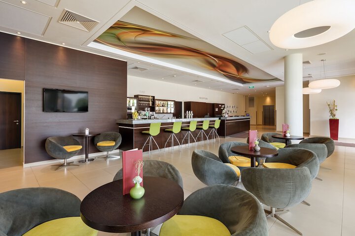 Lounge 64 of 83