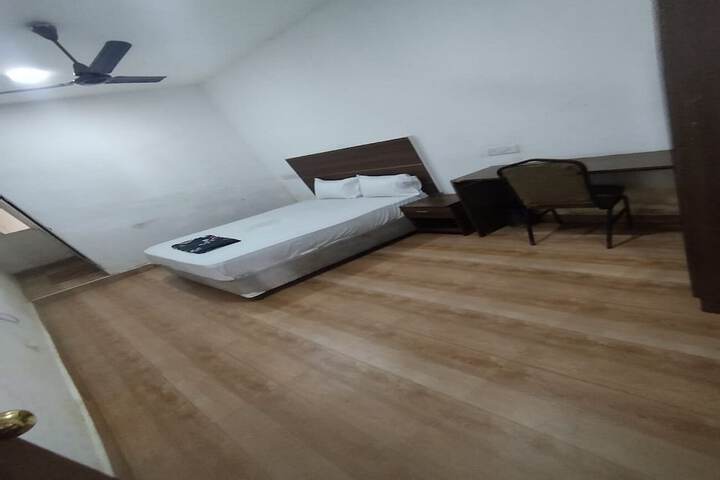Room 4 of 13
