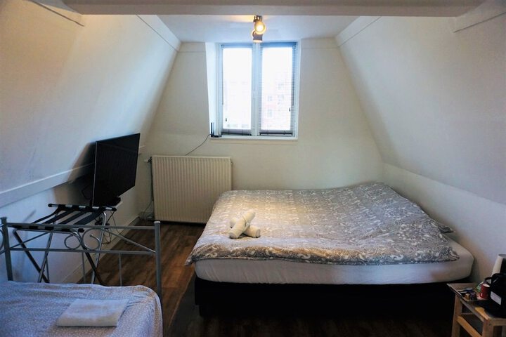 Room 11 of 32