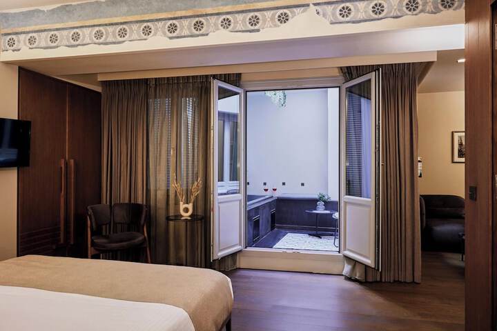 Room 32 of 69
