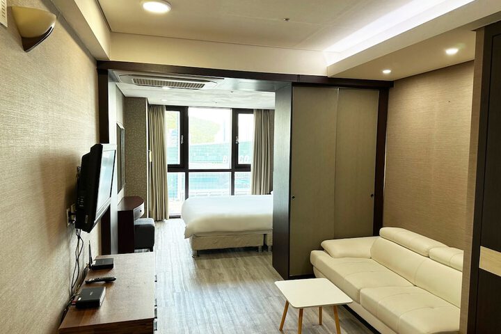 Room 5 of 77