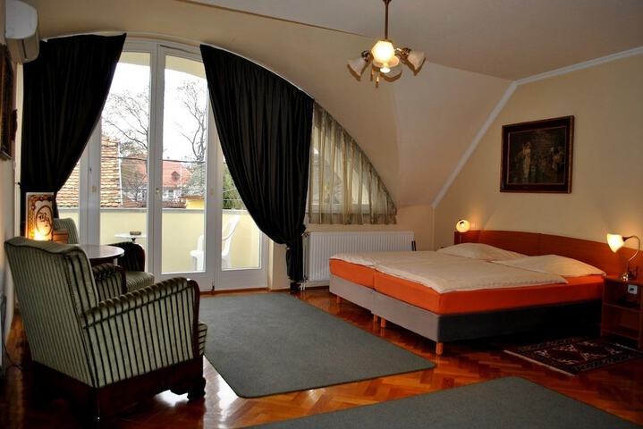 Room 9 of 38