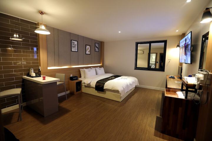 Room 6 of 23