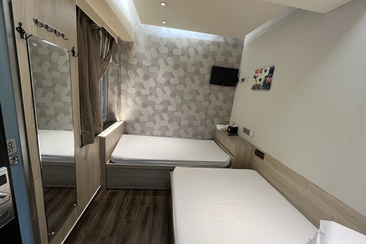 Room 32 of 50