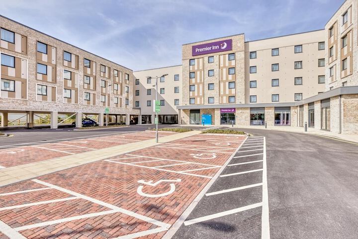 Exterior of Premier Inn Bristol Cribbs Causeway - M5 J17
