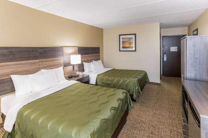 1 Queen Bed (10 of 17)