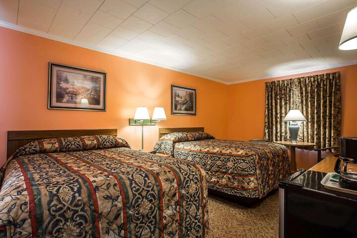 2 Double Beds (4 of 6)