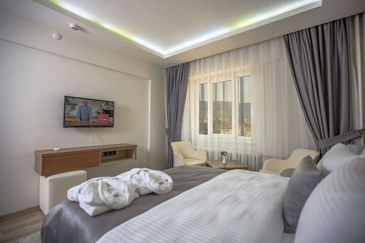 Room 13 of 33