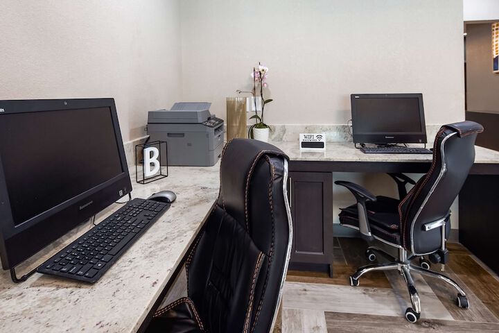 Business Center 58 of 60