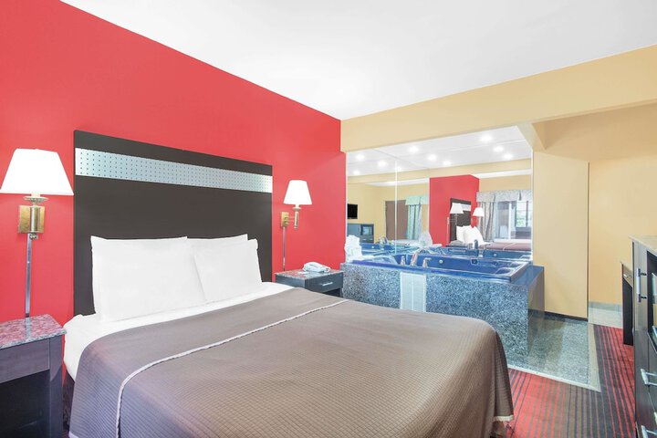 1 Queen Bed (7 of 18)