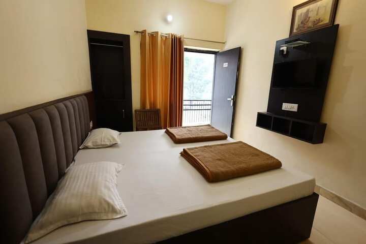 Room 6 of 18