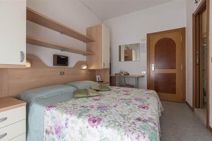 Room 4 of 135