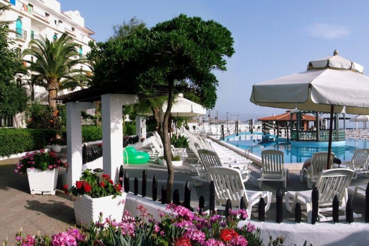 Hotel Exterior 17 of 21