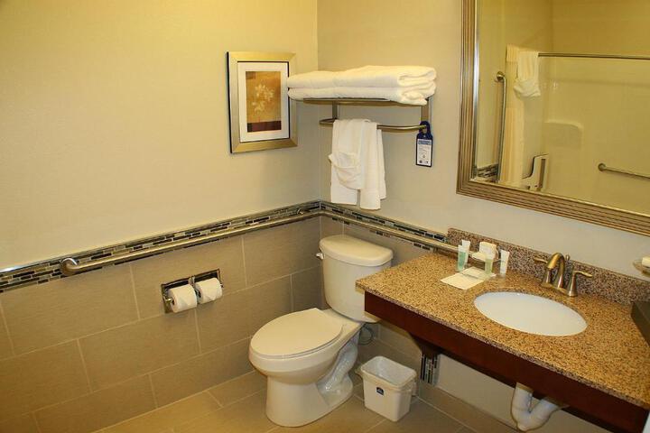 1 King Bed Executive Room, Microwave and Refrigerator WiFi Full Breakfast (4 of 10)