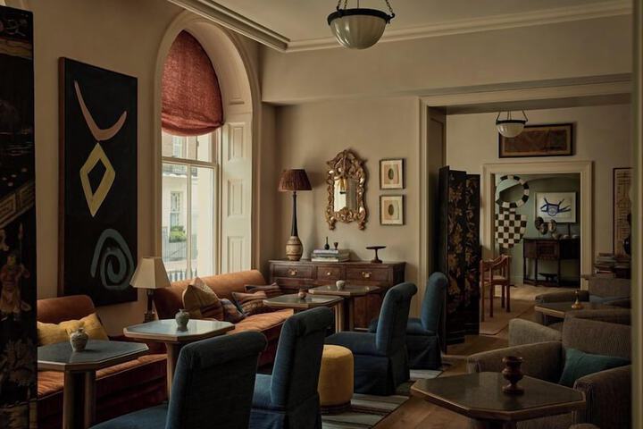 Lounge 45 of 52