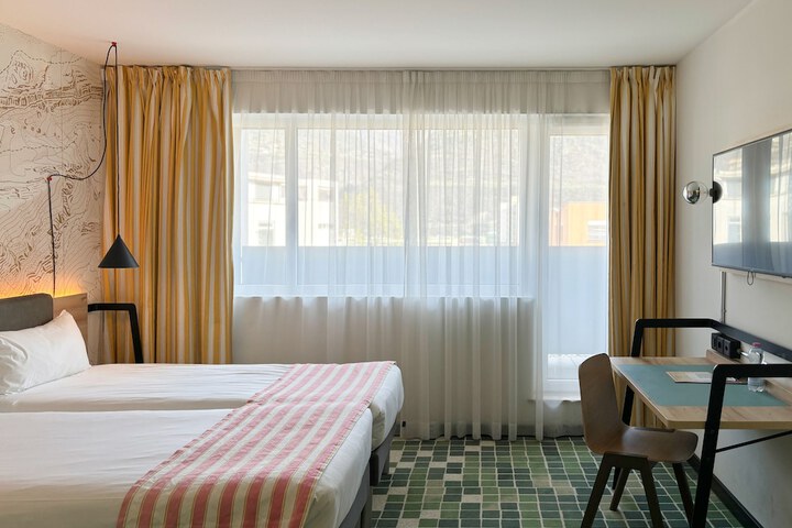 Room 10 of 24