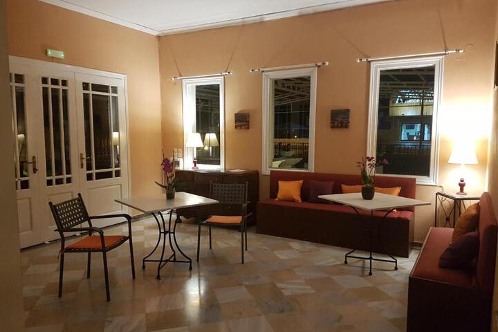 Lounge 6 of 23