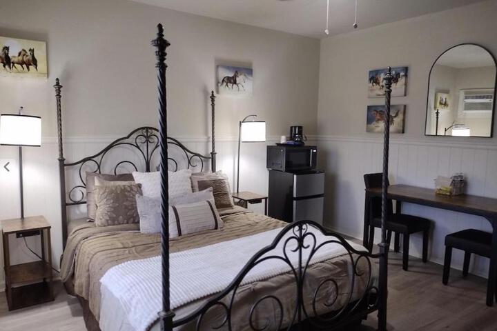1 Queen Bed (8 of 14)