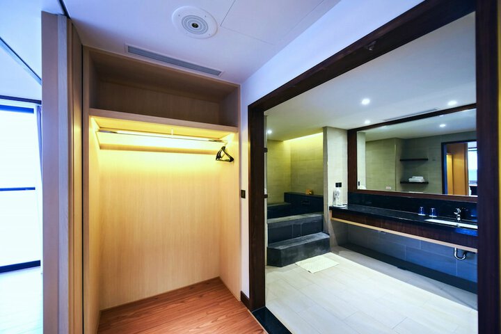 Room 81 of 153