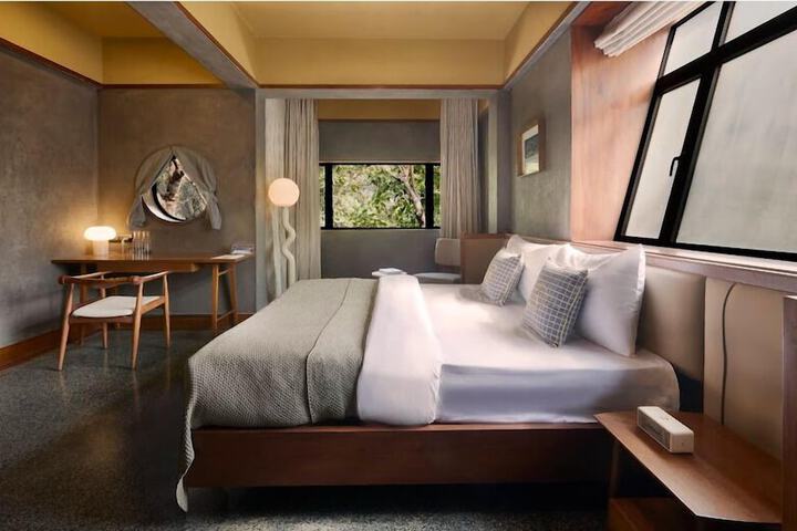 Room 11 of 27