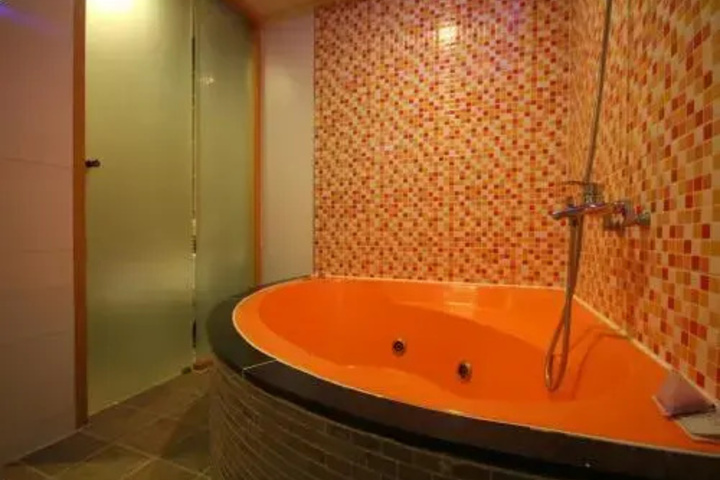 Room 4 of 4