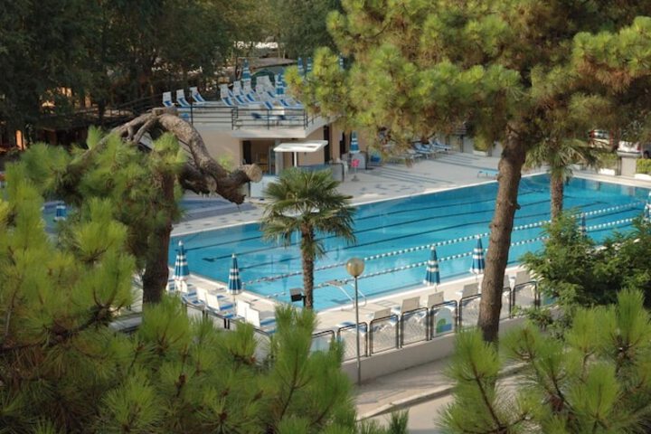 Pool 20 of 52