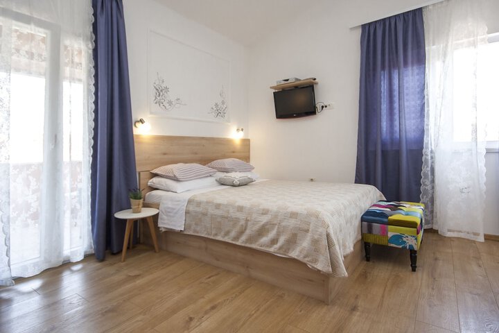 Room 33 of 62
