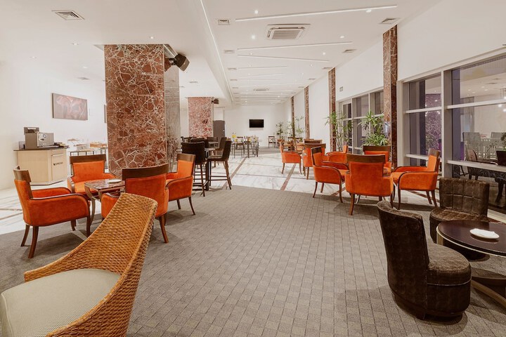 Lounge 151 of 256