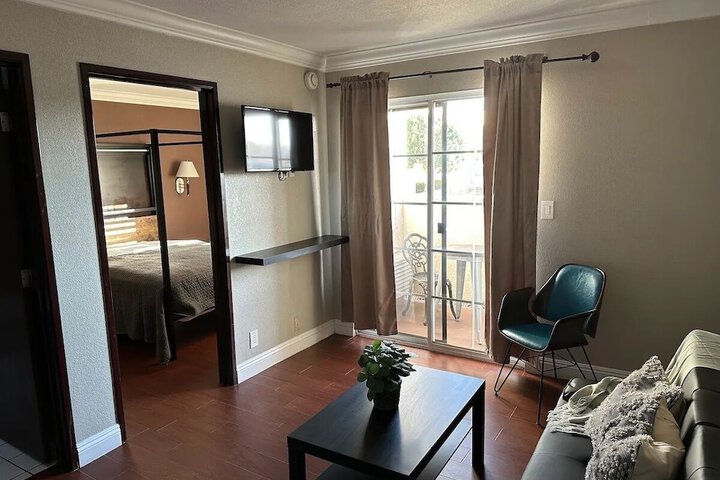 1 Bedroom Deluxe Studio Queen Bed (2 of 5)