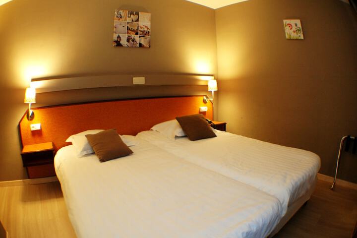 Room 7 of 51