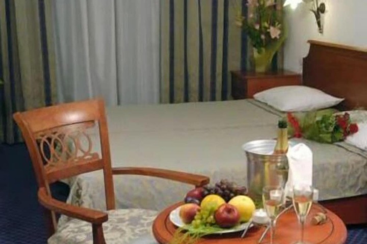 Room 14 of 38