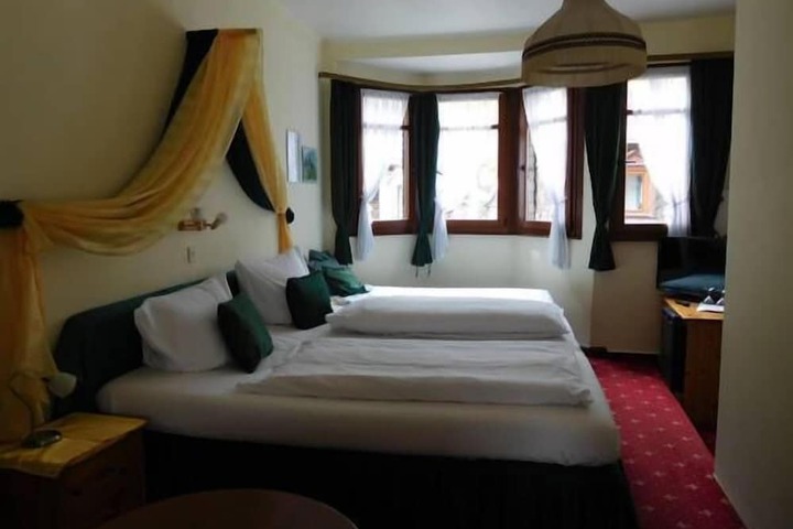Room 4 of 28