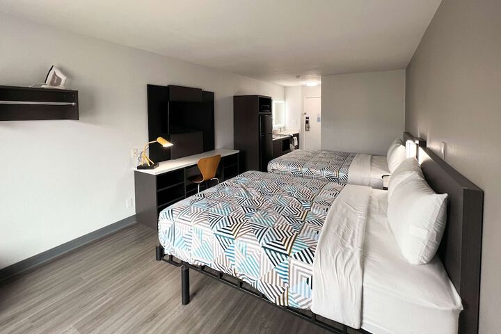 1 Queen Bed Kitchen (14 of 30)