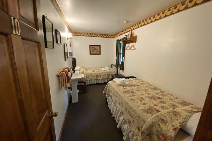 Room 6 of 81