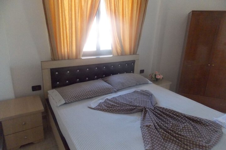 Room 4 of 63