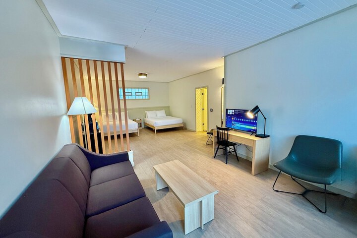 Room 7 of 18