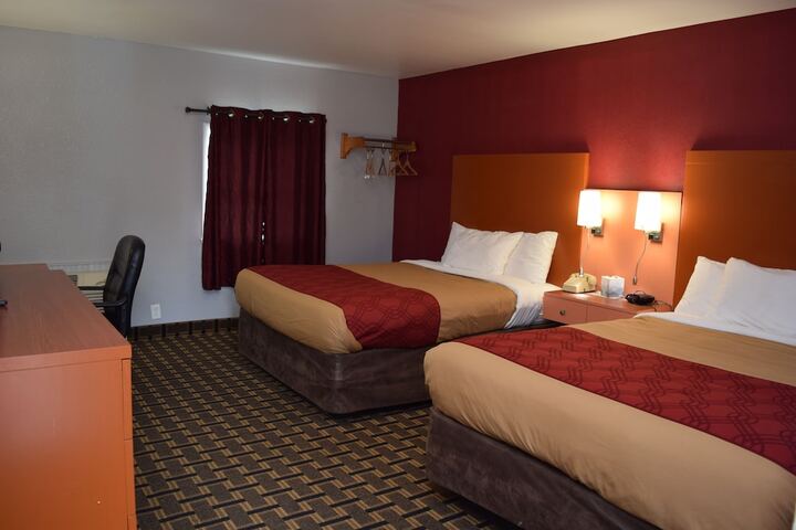 2 Queen Beds (13 of 14)