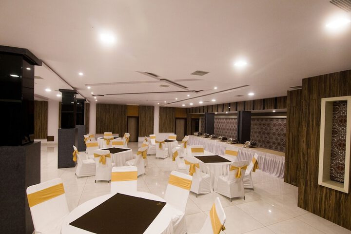 Ballroom/Hall 14 of 16