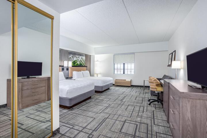 1 Queen Bed (3 of 12)