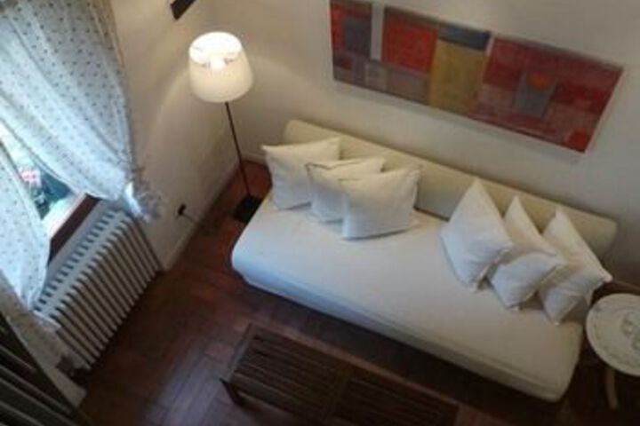 Lounge 10 of 12