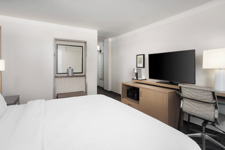 Room 8 of 100