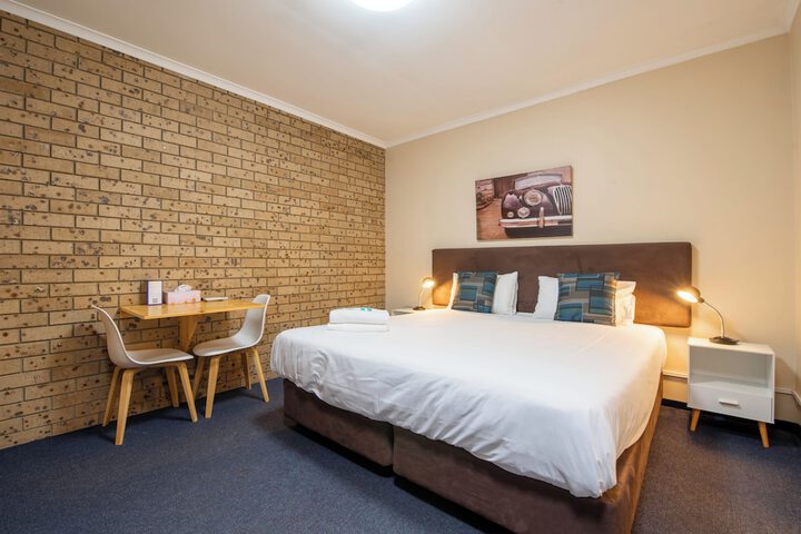 Room 3 of 82