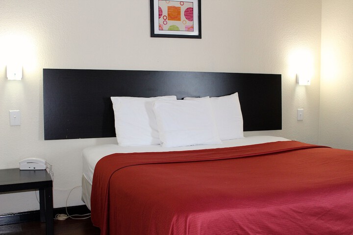 Deluxe Room 1 King Bed (8 of 28)