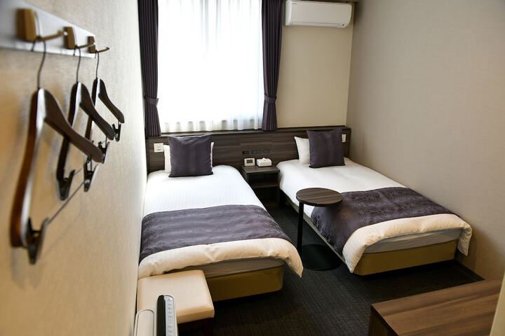 Room 4 of 32