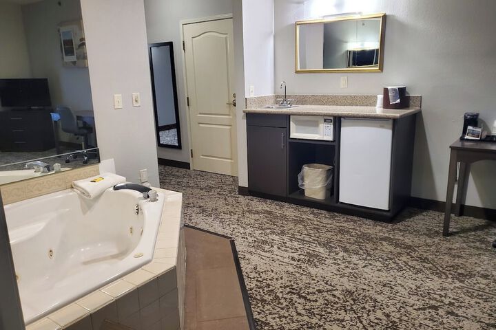 Suite 1 King Bed Sofa Bed Living Area Work Desk Microwave and Refrigerator WiFi Full Bre (11 of 31)