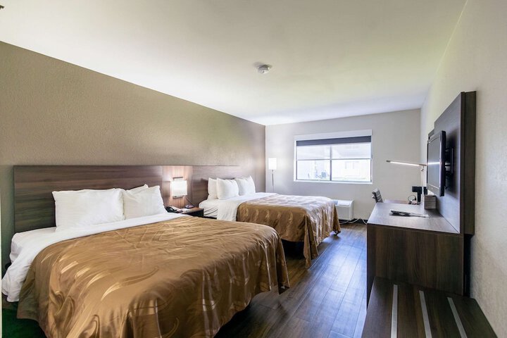 2 Queen Beds (7 of 8)