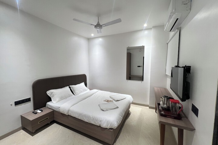 Room 3 of 20