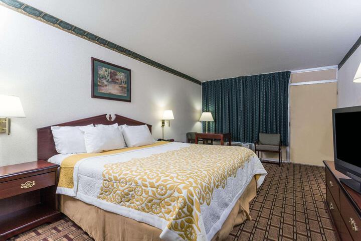 1 King Bed Mobility Accessible (3 of 4)