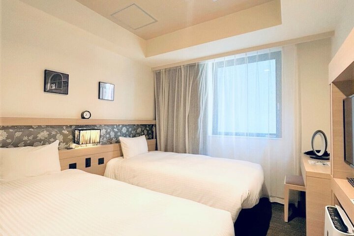 Room 10 of 28