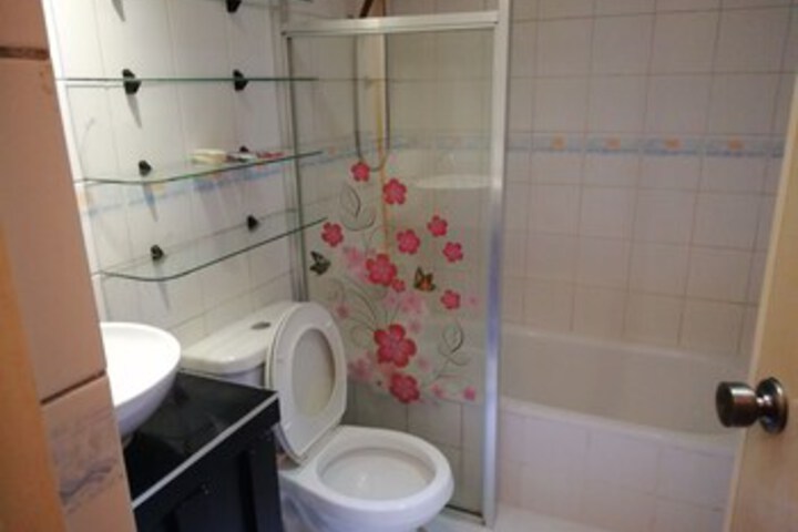 Room 7 of 103